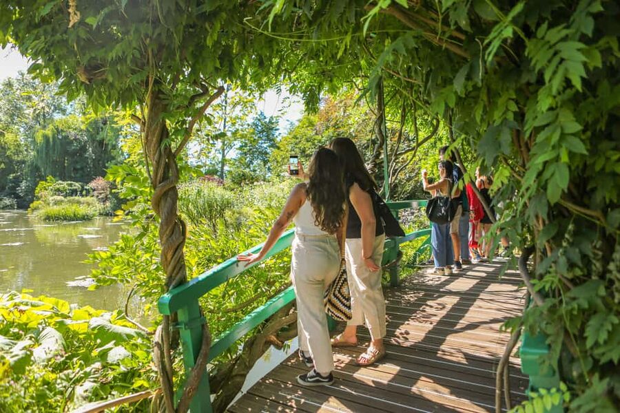 From Paris: Giverny Day Trip with Audio Guide or Live Guide - Food, timing, and what the five hours really means