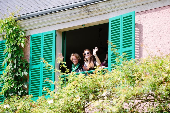 From Paris: Monet Gardens & Giverny Bike Tour with Picnic Stop - A picnic beside the Seine