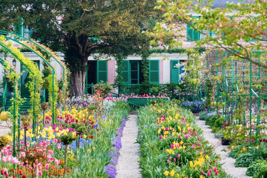 From Paris: Private Day Trip to Giverny and Auvers sur Oise - The one-hour ride from Paris