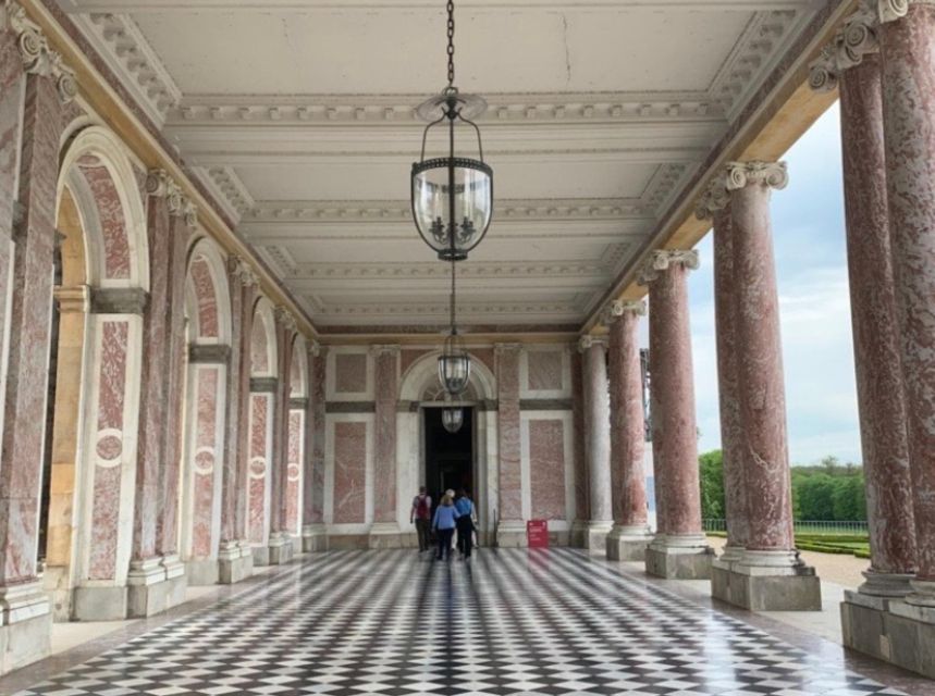 From Paris: Versailles Bike Tour with Gardens & Palace Entry - What the guide adds to the day