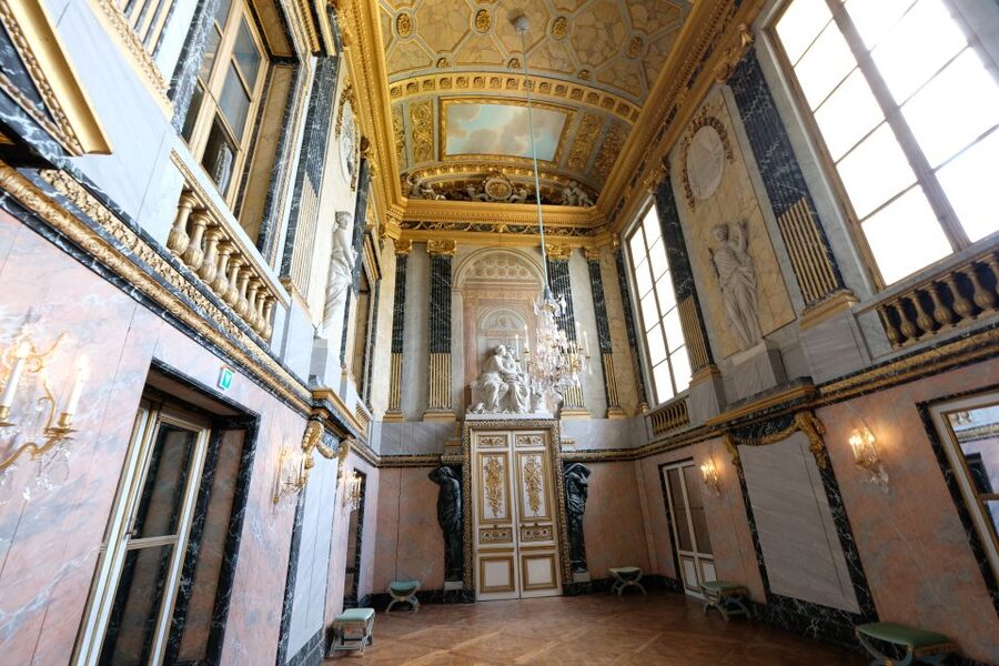 From Paris: Versailles Palace and Gardens Guided Day Trip - The gardens, fountains, and open space