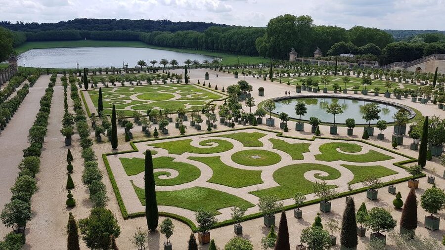 From Paris: Versailles Palace and Gardens Guided Experience - Why the Versailles gardens deserve the guided time