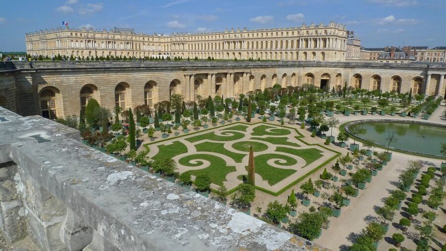 From Paris: Versailles Palace and Gardens Guided Experience - The guides shape the experience