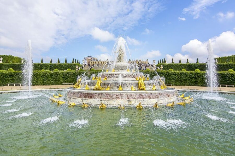 From Paris: Versailles Palace & Gardens with Transportation - What the host does, and what the audio guide does