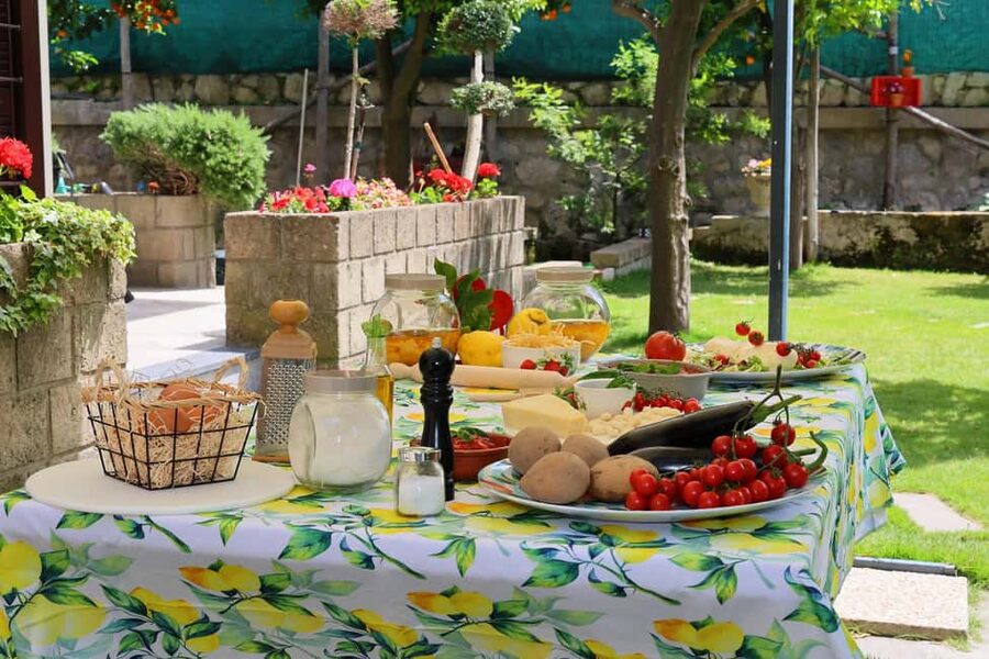 From Sorrento to Meta: cook with a local family and enjoy the garden!! - Rain does not cancel the cooking
