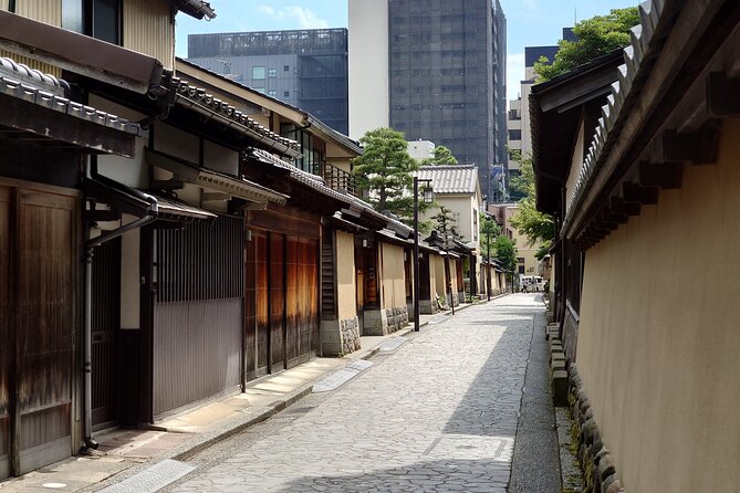 Full-Day Tour from Kanazawa: Samurai, Matcha, Gardens and Geisha - Kazuemachi Chayagai and the walk back