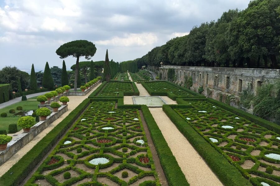Gandolfo: Castel Gandolfo Papal Villa Gardens Minibus Tour - Meeting the minibus at the Pontifical Villas