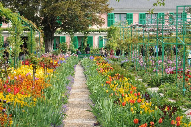 Giverny and Monet's Garden Half-Day Trip from Paris - The minivan ride from Paris