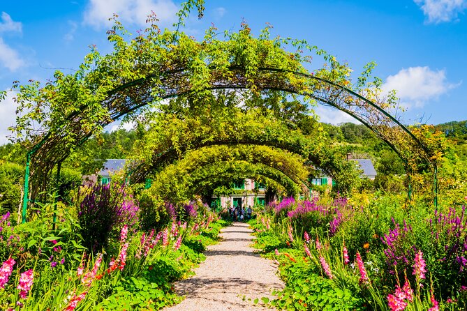 Giverny and Versailles Day Tour in a very small groupe from Paris - Versailles: royal rooms, art, and court drama