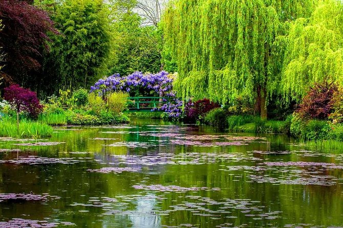 Giverny - Claude Monet's House & Gardens - Private Trip - Arriving at the Fondation Claude Monet