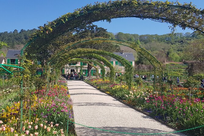 Giverny Half-Day Guided Tour from Paris - Leaving Paris in a private Mercedes van