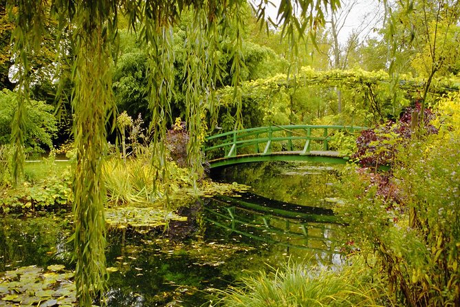 Giverny Half Day Guided Trip with Monet's House & Gardens from Paris by minivan - Crowds, heat, and the best departure time