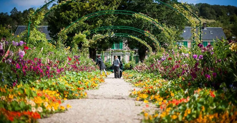 Giverny: Monet's House and Gardens Guided Tour - Why Giverny feels different from a museum visit