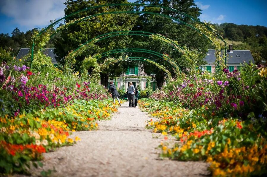 Giverny: Monet's House and Gardens Guided Tour - The Clos Normand flower garden