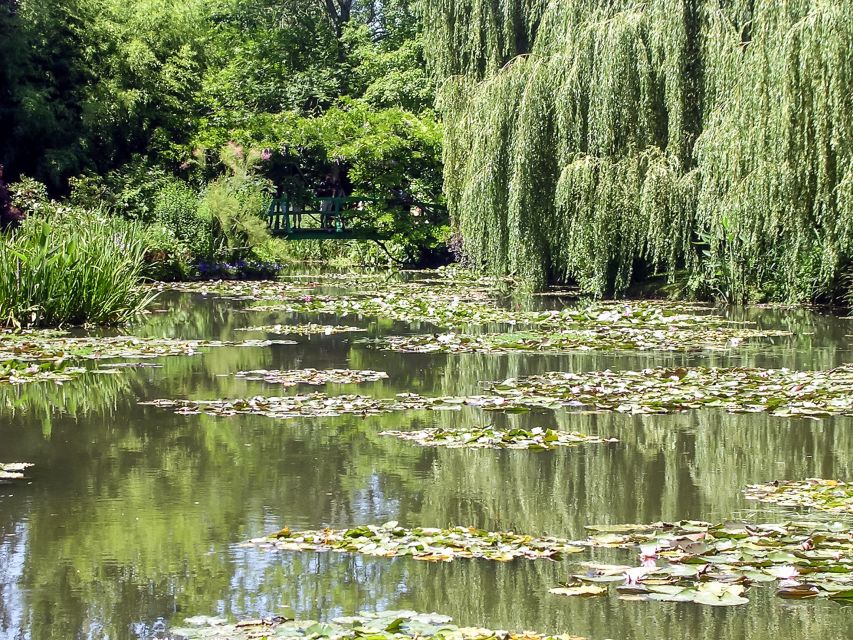 Giverny: Monet's House and Gardens Guided Tour - Timing your visit through the season