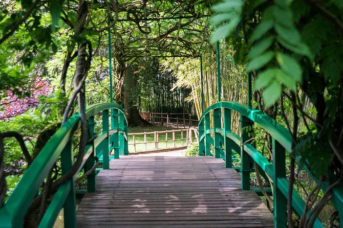 Giverny Small-Group Half Day Trip with Monet’s Gardens from Paris - Visiting the churchyard where Monet is buried