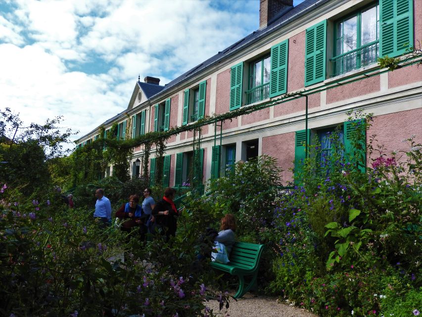 Giverny Village Walking Tour & Skip-the-Line to Monet Garden - Getting through the garden entrance