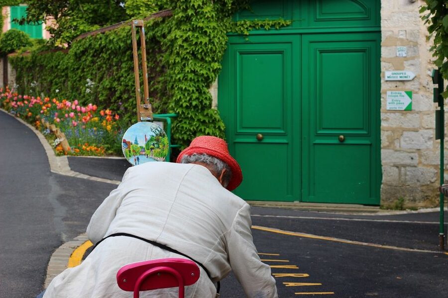 Giverny Village Walking Tour & Skip-the-Line to Monet Garden - Meeting your guide on Rue Claude Monet