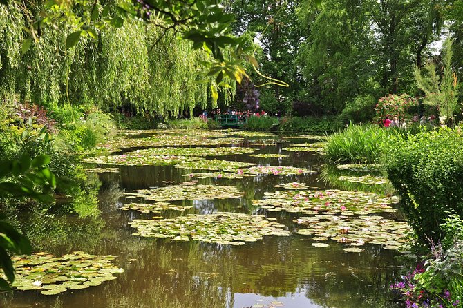 Giverny with small group - Entering Monet’s house at the Fondation Claude Monet