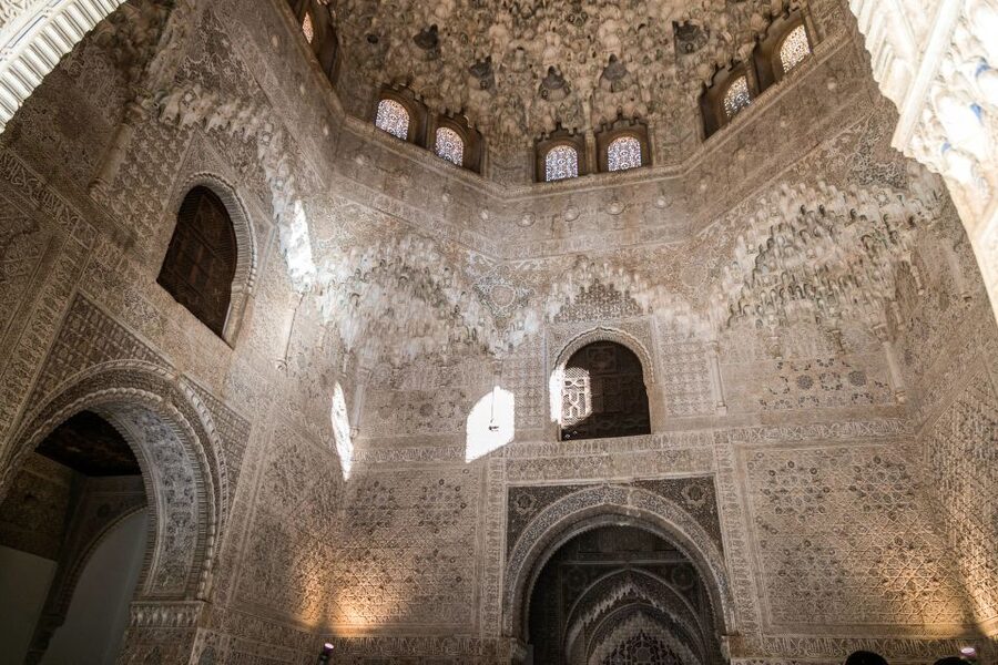 Granada: 3-Hour Alhambra and Generalife Gardens Guided Tour - Timing, crowd levels, and the provisional entry hour