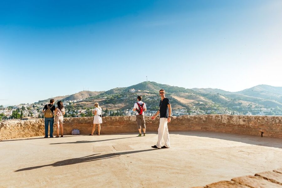 Granada: Alhambra and Generalife Garden Ticket & Guided Tour - Why this Alhambra tour works best with a guide