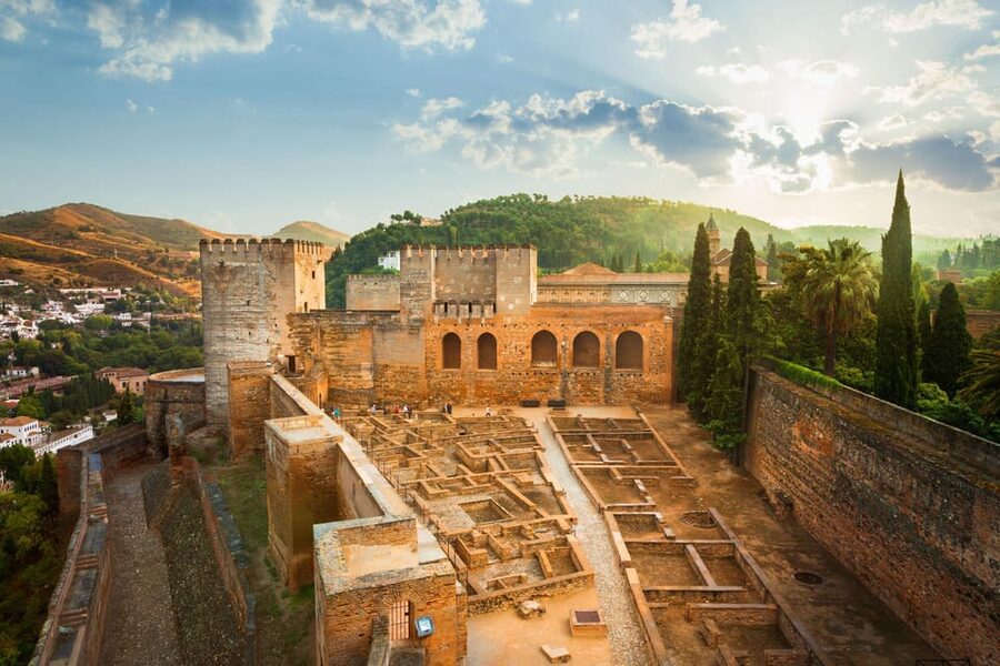 Granada: Alhambra and Generalife Garden Ticket & Guided Tour - The bilingual format: useful, but not ideal for everyone