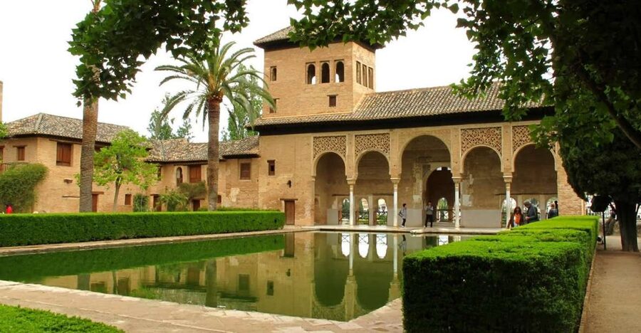 Granada: Alhambra and Generalife Gardens Guided Tour - Why this Alhambra walk works well