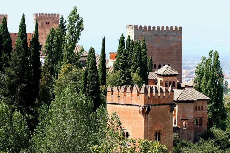 Granada: Alhambra and Generalife Gardens Guided Tour - Generalife Palace and its gardens