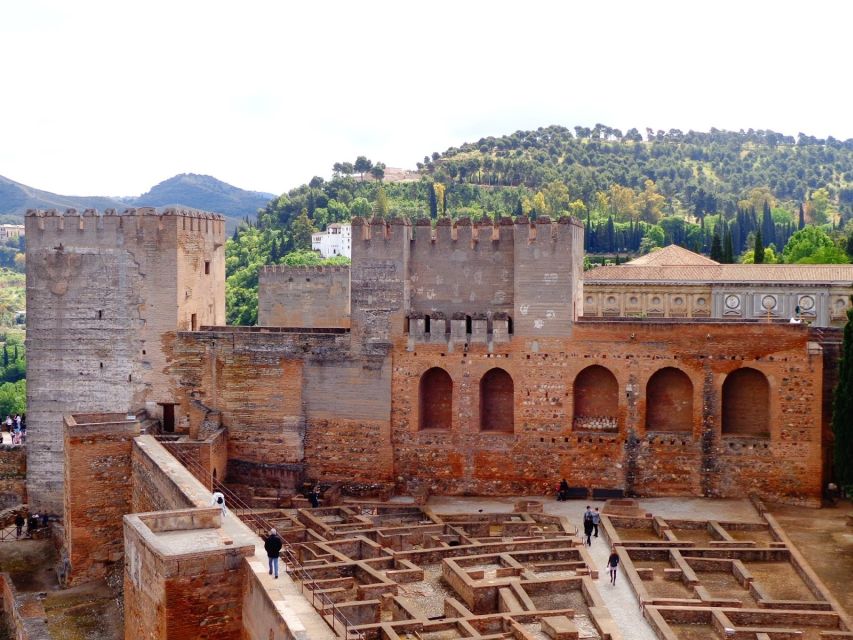 Granada: Alhambra and Generalife Gardens Guided Tour - The guide makes the biggest difference
