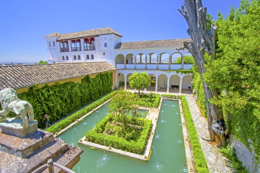 Granada: Alhambra Gardens, Generalife & Alcazaba Guided Tour - Walking through the Generalife Gardens