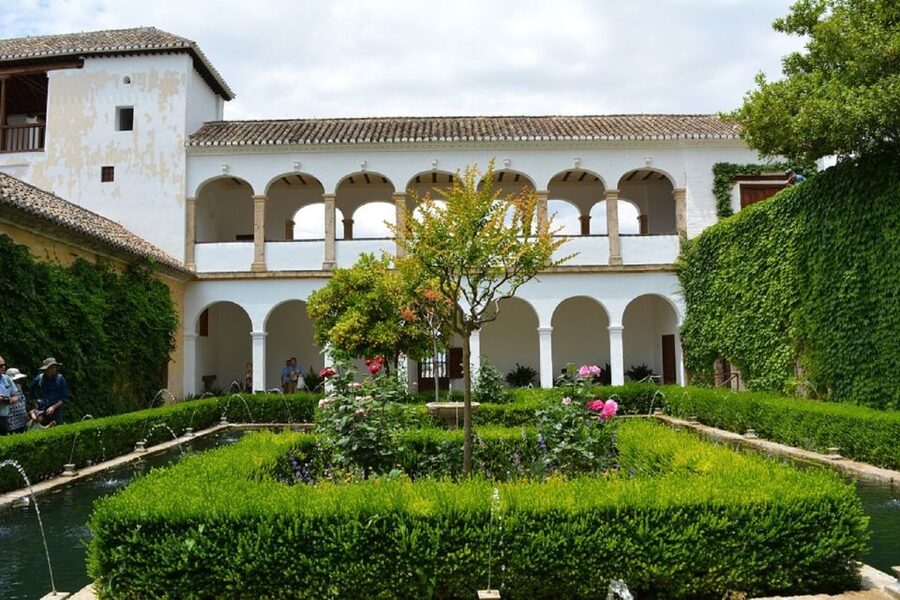Granada: Alhambra Gardens, Generalife & Alcazaba Guided Tour - The view from the hilltop
