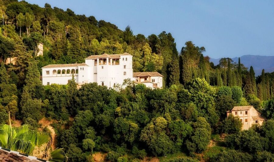Granada: Alhambra Gardens, Generalife & Alcazaba Guided Tour - Why the guide can make or break the visit