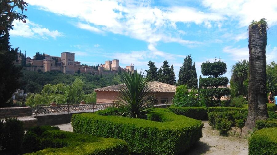 Granada: Alhambra Gardens, Generalife & Alcazaba Guided Tour - The Nasrid Palaces confusion