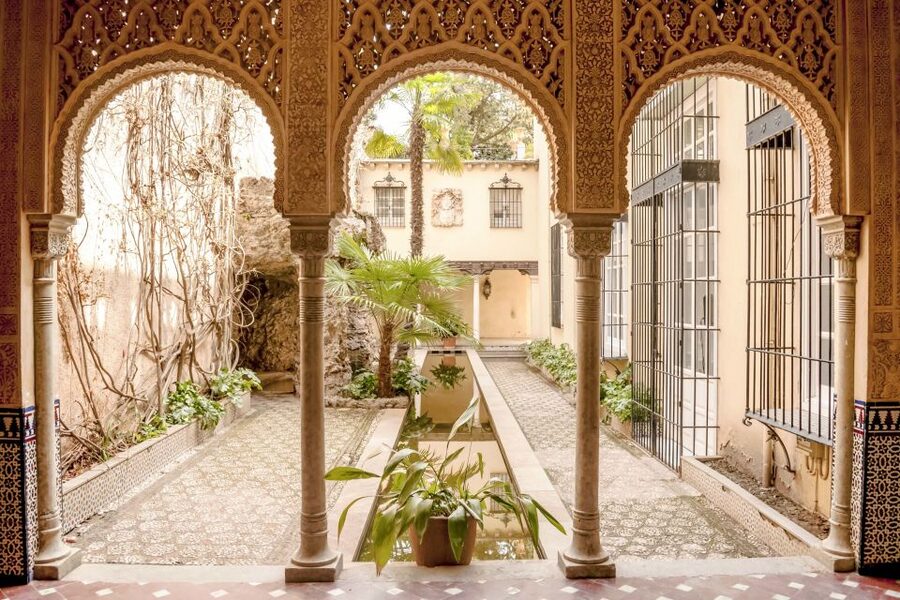 Granada: Alhambra & Gardens Tour w/Nasrid Palaces Option - Guides, languages, and group rhythm