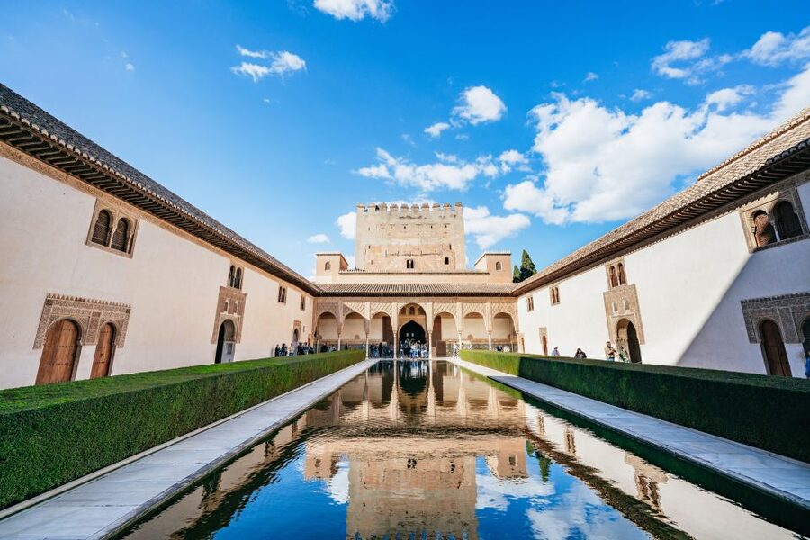 Granada: Alhambra Guided Tour with Nasrid Palaces & Gardens - The Alcazaba Fortress and Albaicín Views