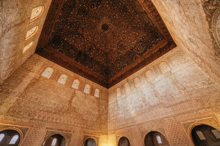 Granada: Alhambra Guided Tour with Nasrid Palaces & Gardens - The Guides Make the Difference