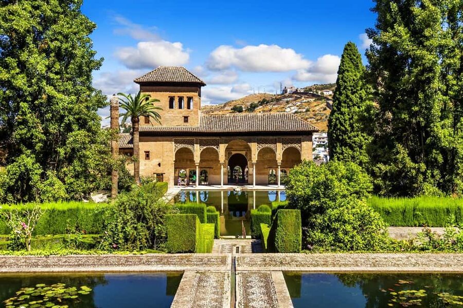 Granada: Alhambra, Nasrid Palaces & Gardens guided Tour - Key points at a glance