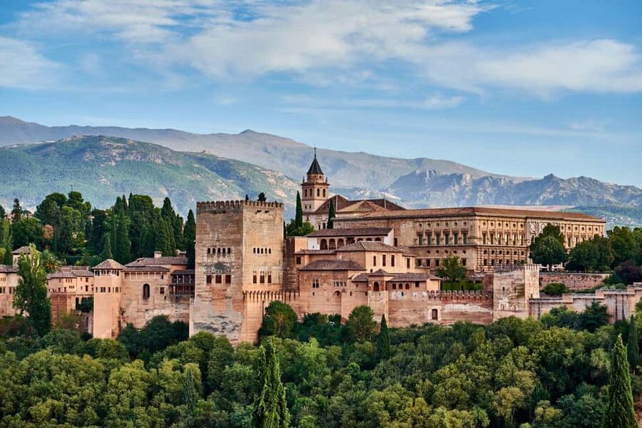 Granada: Alhambra, Nasrid Palaces & Gardens guided Tour - Generalife Gardens: the calm beginning