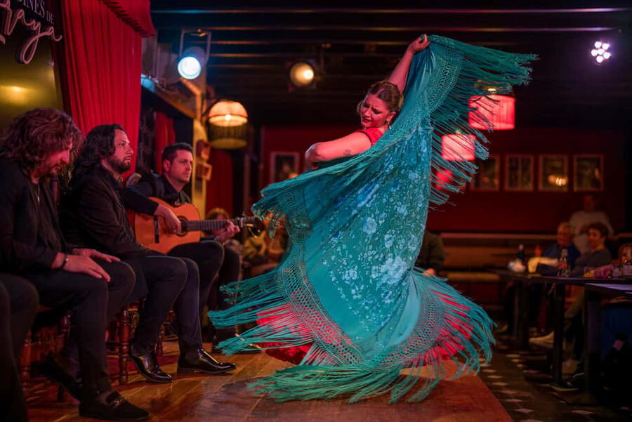 Granada: Flamenco Show with Dinner at Jardines de Zoraya - Finding Jardines de Zoraya in the Albaycín