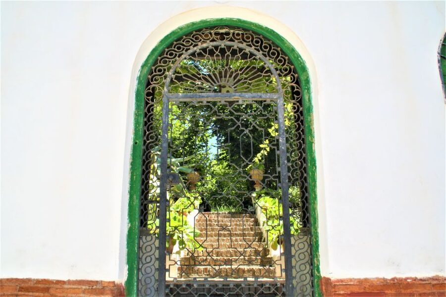 Granada: Gardens of Carmenes Guided Tour - Carmen de los Mártires: statues, swans, and several garden styles