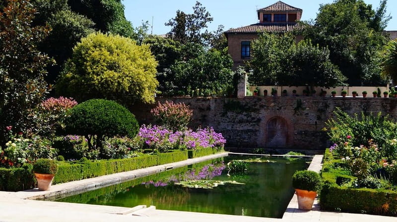 Granada: Gardens of the Alhambra and Generalife Regular Tour - Guides, group size, and the listening equipment