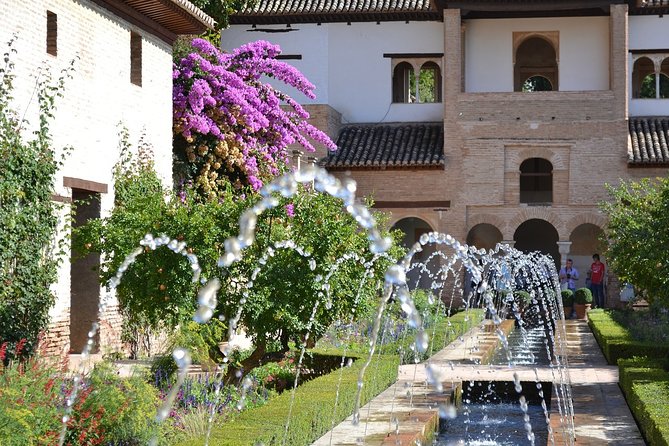Guided tour of the Alhambra: Generalife and its gardens - What this Alhambra tour is really designed to show