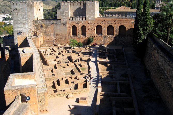 Guided tour of the Alhambra: Generalife and its gardens - The Generalife Gardens and the Nasrid rulers’ retreat