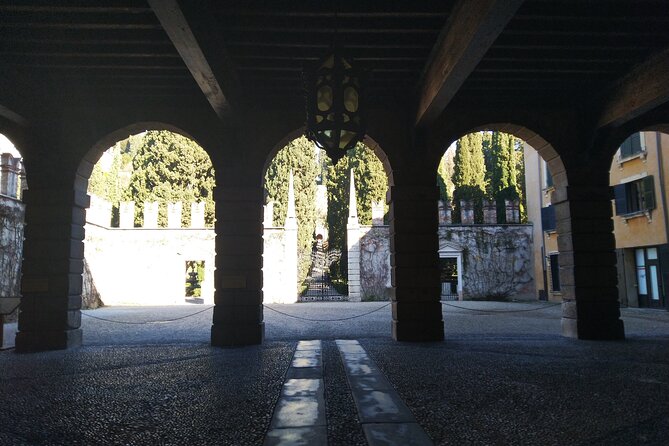 Hidden Verona & Giusti Garden- 3 hour private walking tour - Courtyards near the old market