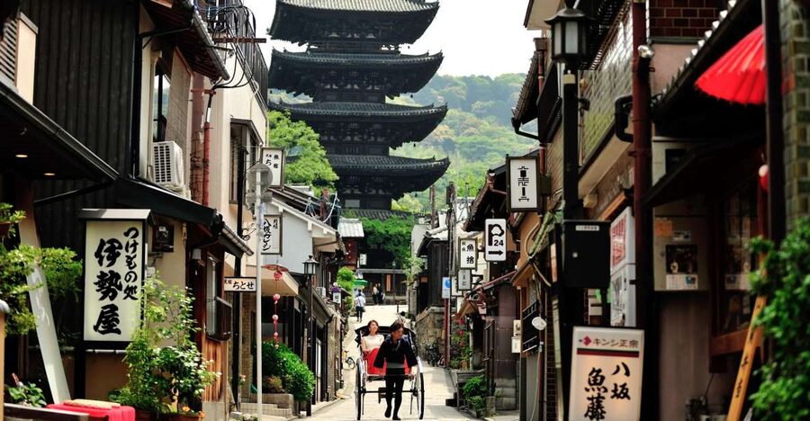 Higashiyama | Kyoto: Sakura Season Private Rickshaw Tour - A calm way to see Kyoto’s sakura streets