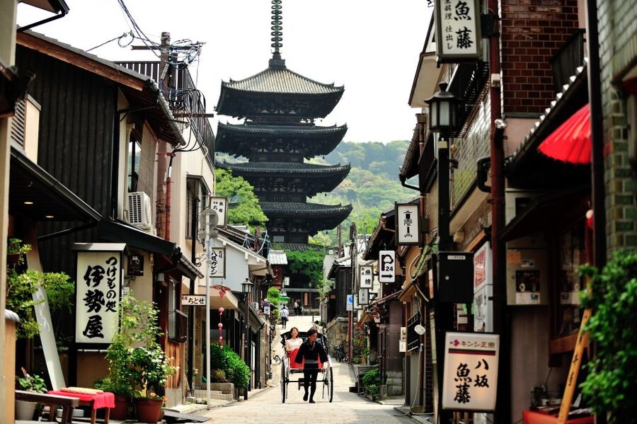 Higashiyama | Kyoto: Sakura Season Private Rickshaw Tour - Passing through Gion and hearing about geisha culture