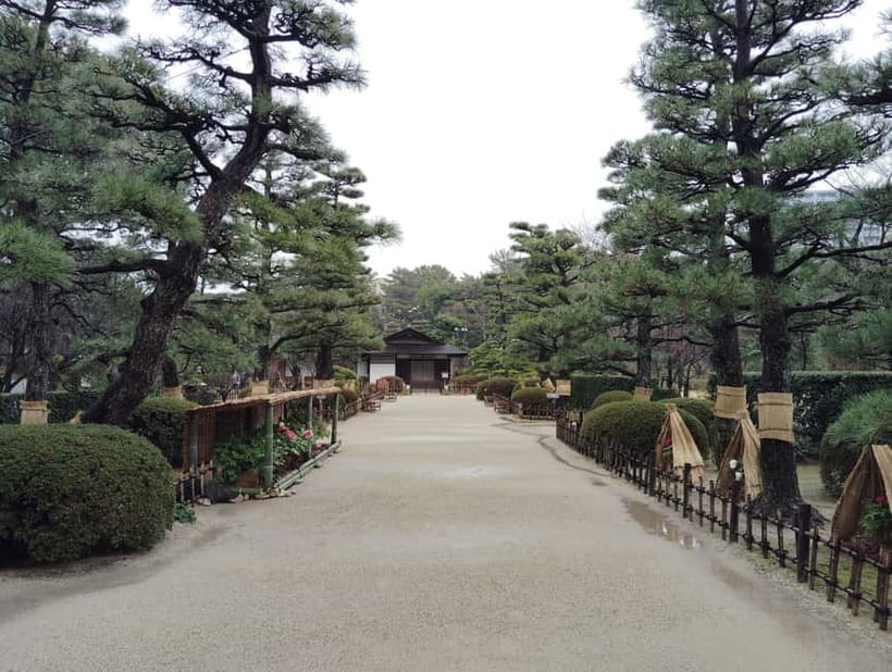 Hiroshima: Shukkei-en Garden with local guide 90min - The curved stone bridge and boat landing