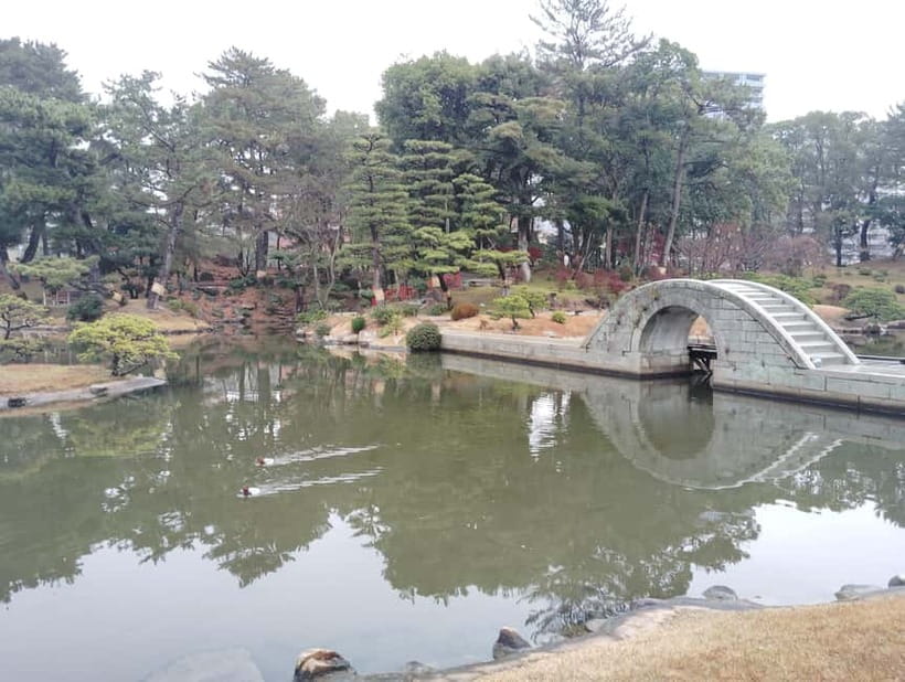 Hiroshima: Shukkei-en Garden with local guide 90min - Entering the garden with a private guide