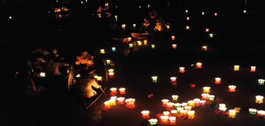 Hoi An: Boat Ride on Hoai River & Release the Flower Lantern - Seeing Hoi An from the water after dark