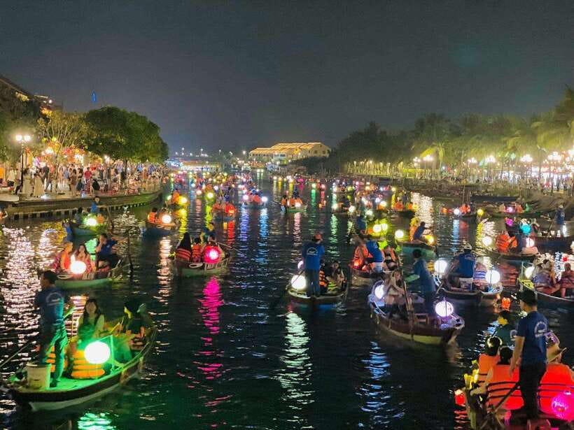 Hoi An: Hoai River Boat Ride with Flower Lantern Release - Why the Hoai River looks best after dark